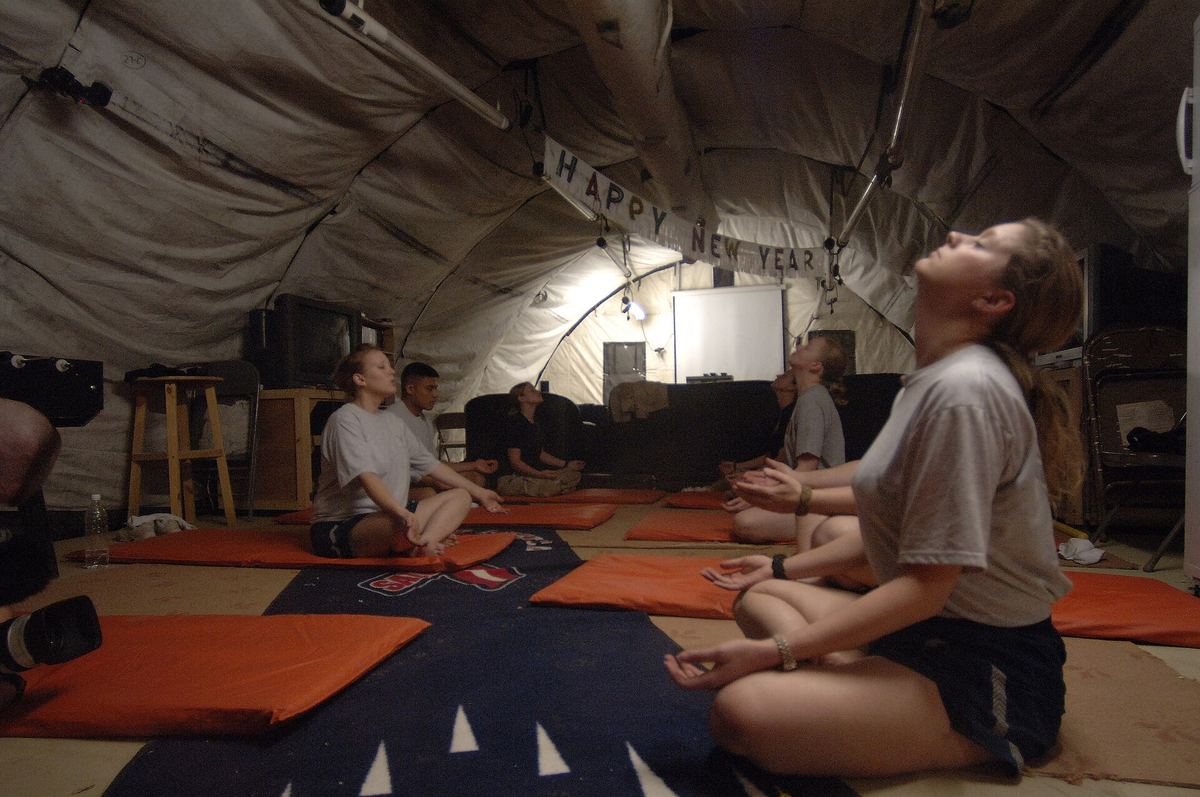 Yogakurs mit mehreren Teilnehmenden auf Matten